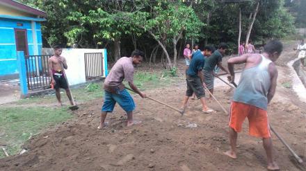 Gotong Royong Tingkatkan Rasa Kebersamaan Warga Dusun Tanak Bisa